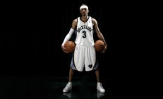 米兰体育app-孤胆英雄与团队险胜，字母哥高光难掩勇士团队韧性