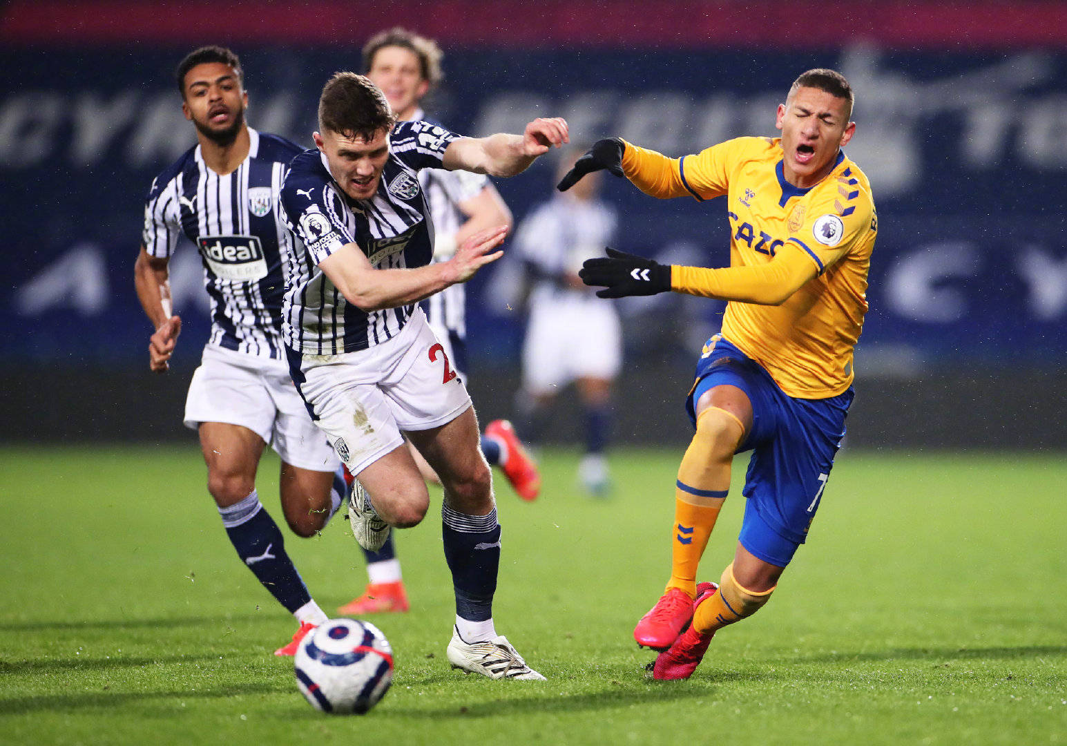 罗斯特伦主场憾负，保级艰难形势