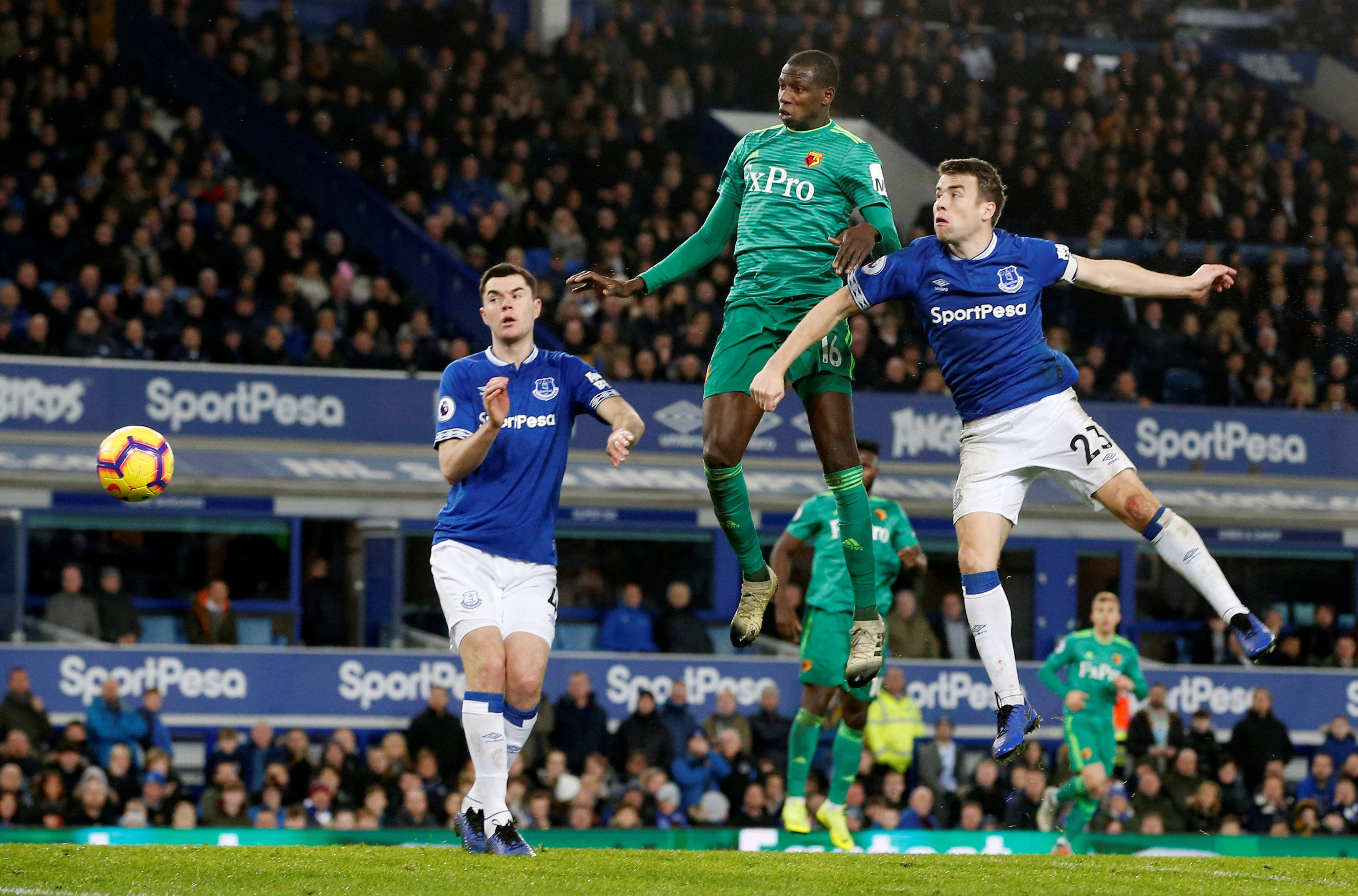 包含战术博弈:顶级球队将在场上展开对决的词条 包含战术博弈:顶级球队将在场上展开对决的词条