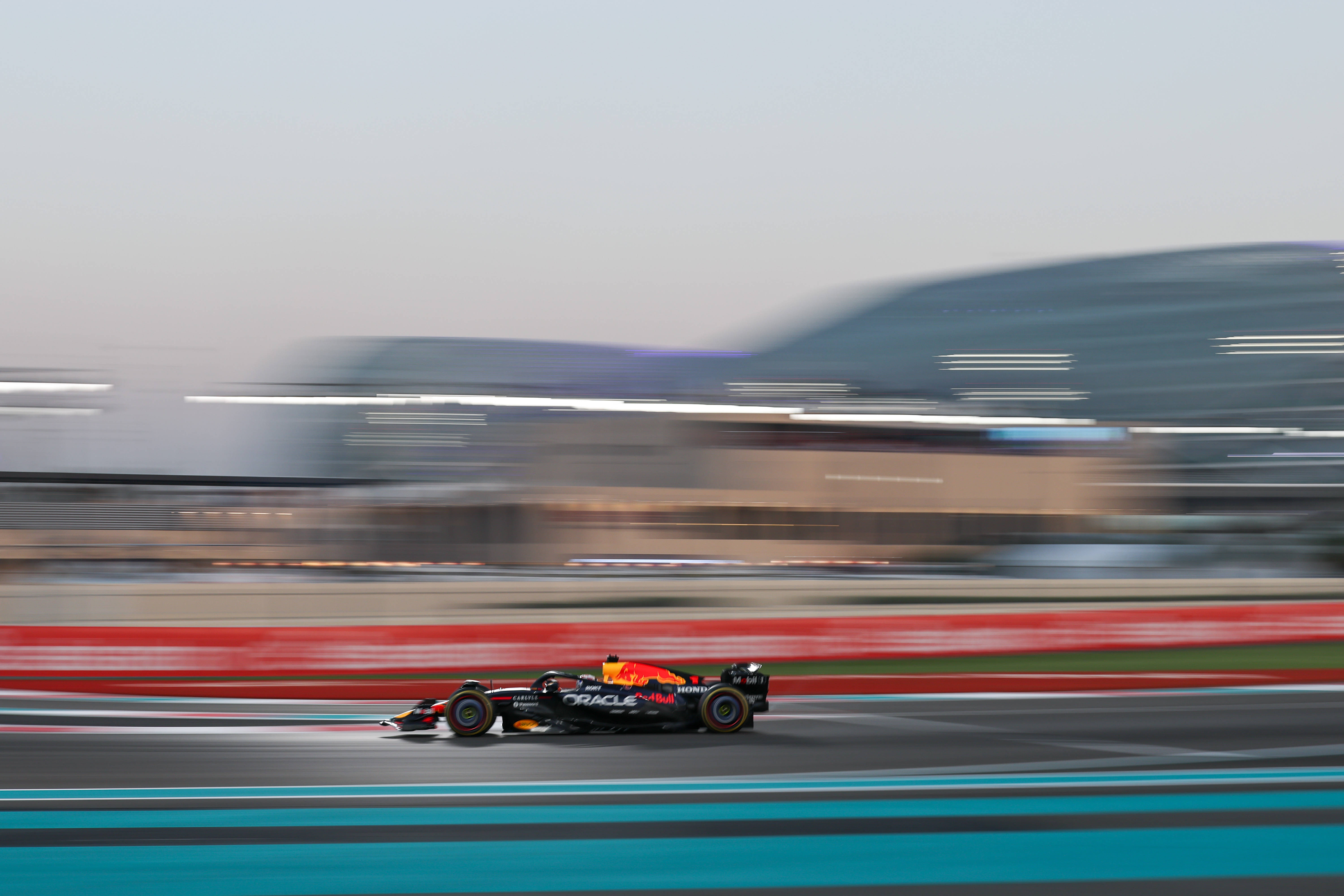 关于迈凯伦鏖战红牛二队，诺里斯关键制胜的信息